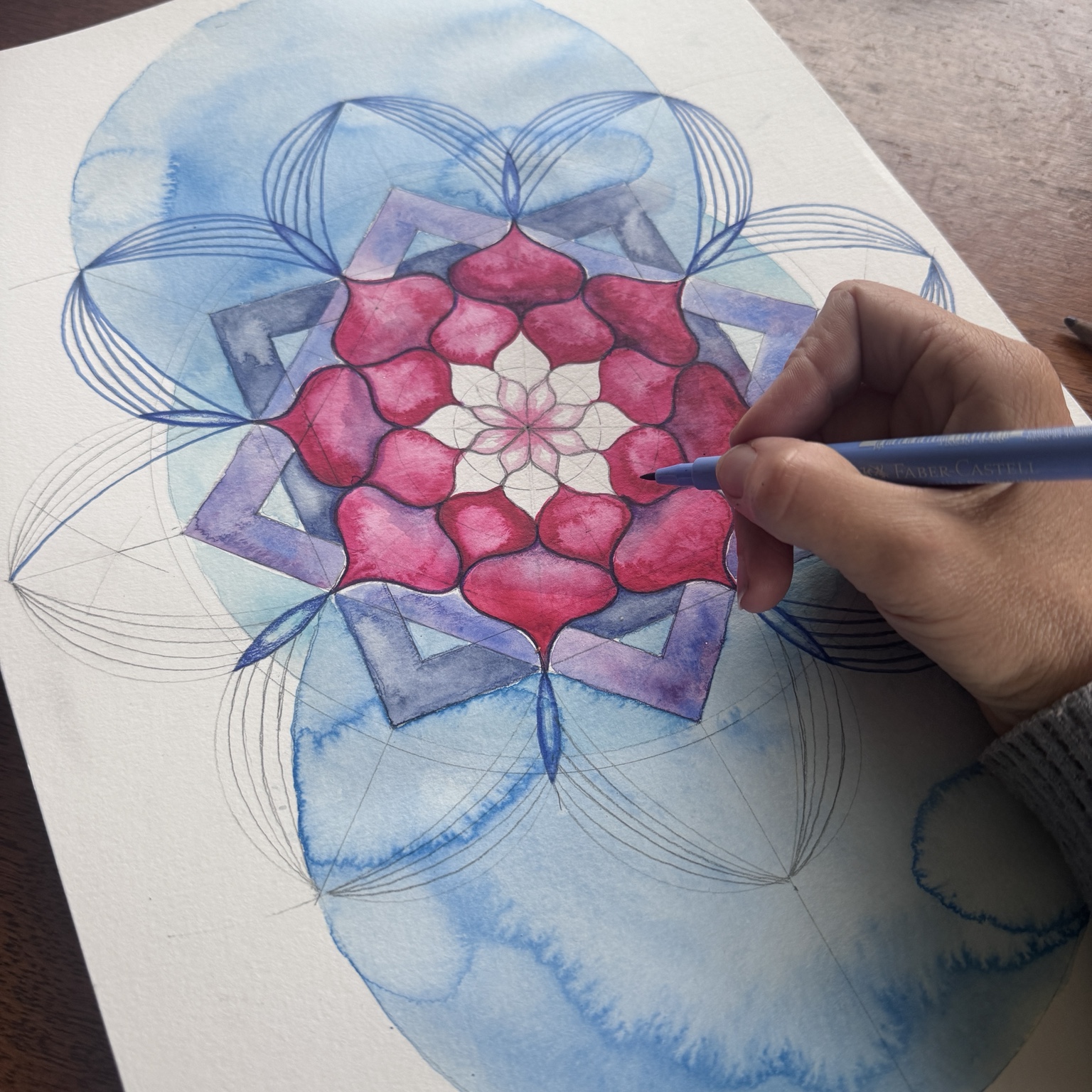 Geometrisches Aquarellbild im Entstehungsprozess