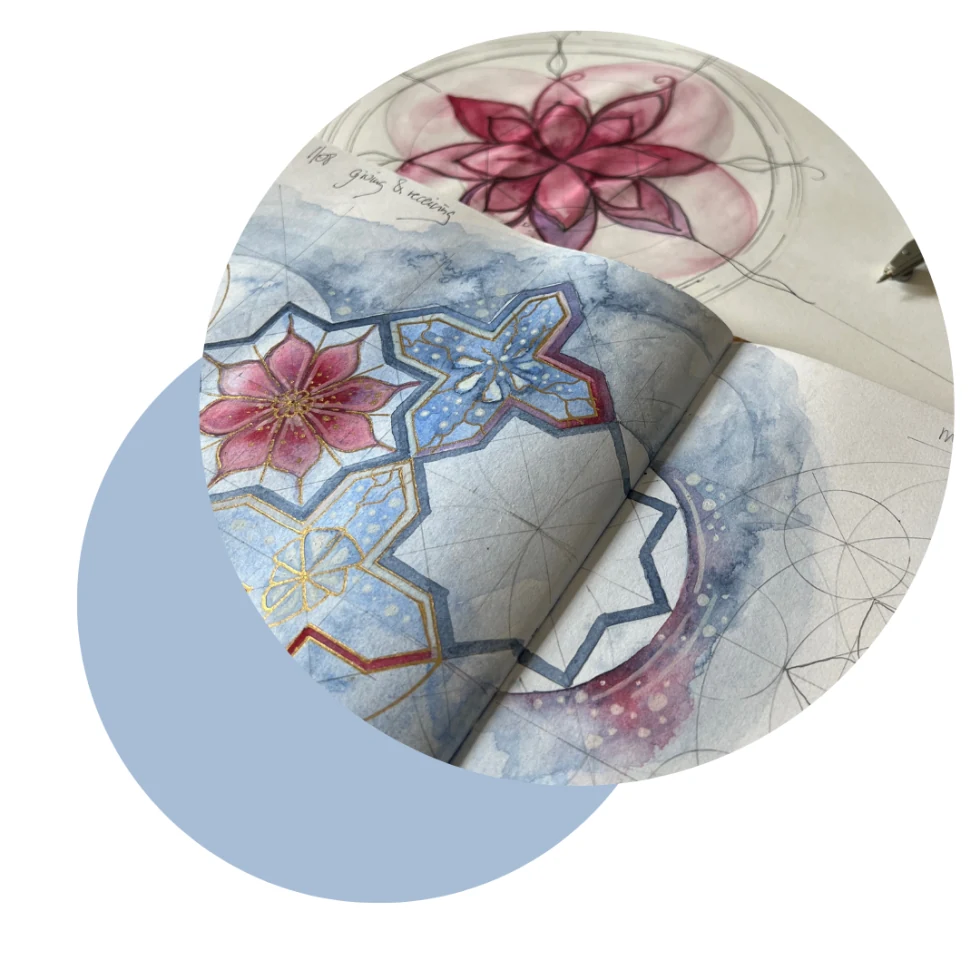 Geometrische Aquarellzeichnungen von Maria Friese in Blau, Rosa und Gold.