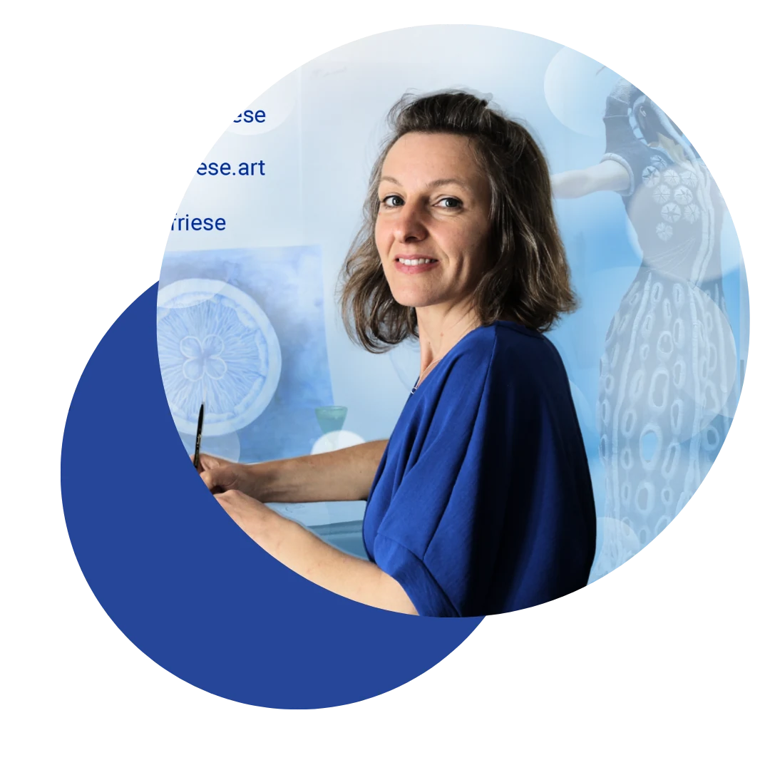 Maria Friese vor einem ihrer blauen Kunstwerke